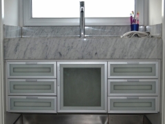 Mueble de Baño en Melamina Blanca con Frentes de Aluminio y Vidrio Esmerilado