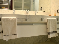 Mueble de baño en melamina blanca con manijas enteras