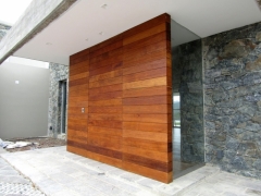 Puerta Machiembrada horizontal en madera de Incienso