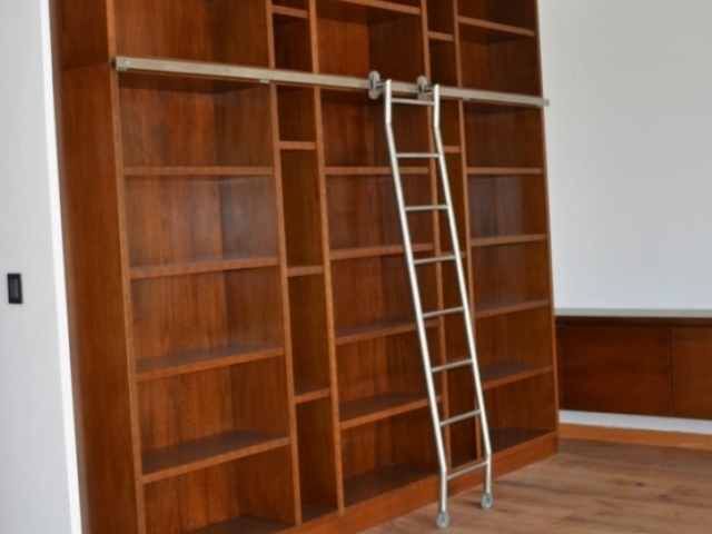 Biblioteca enchapada en madera de Cedro