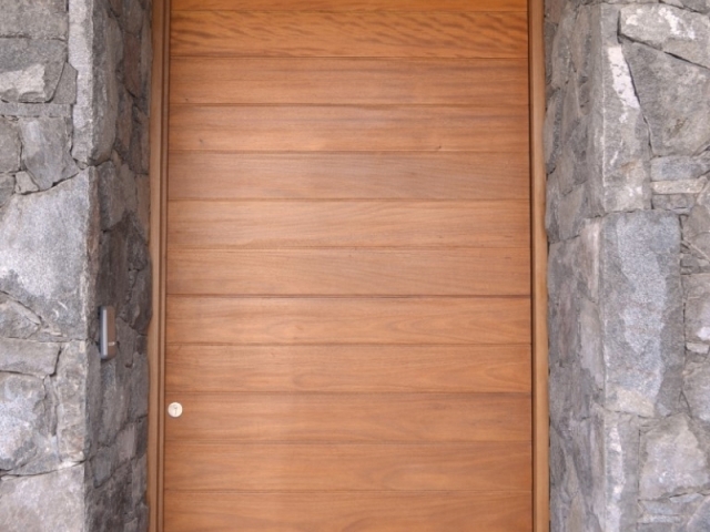 Puerta machiembrada horizontal en madera de Okumé